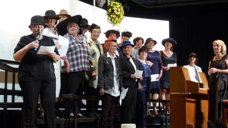 Unsere Chorleiterin und die Sngerfrauen berraschen ihren Mnnern mit einem Stndchen