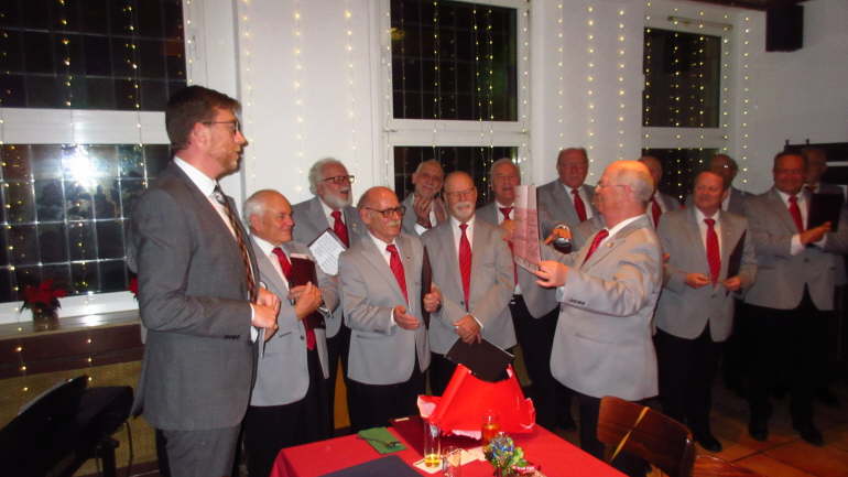 Scheckbergabe durch Filialdirektor Neubauer der KSK Efferen